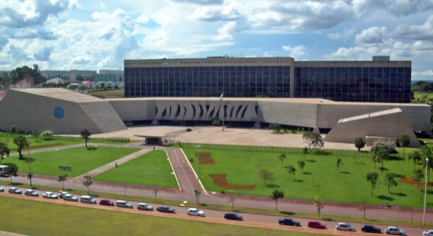 STJ afasta cautelarmente ministro acusado de importunação sexual