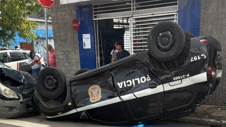 VIATURA DA POLÍCIA CIVIL CAPOTA APÓS COLISÃO NA ZONA NORTE DE SP